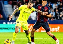 Algobia disputa un balón con un jugador del Cartagena.