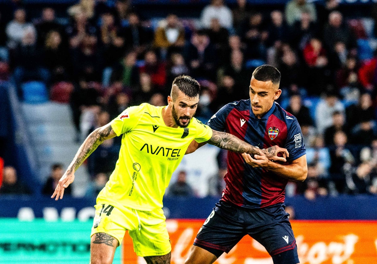 Algobia disputa un balón con un jugador del Cartagena.