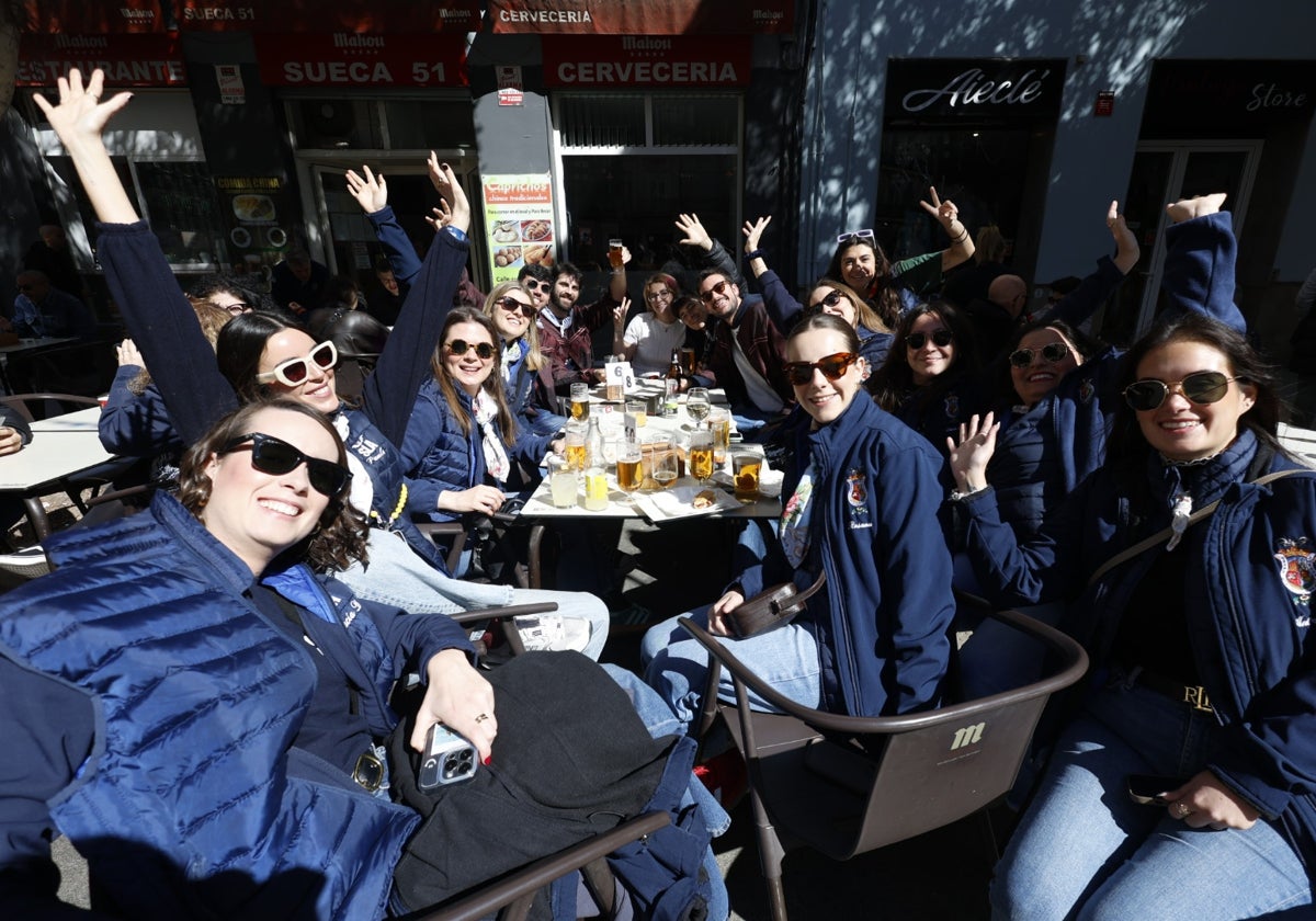 Un grupo de la comisión Sueca-Literato Azorín almuerza frente a su falla.