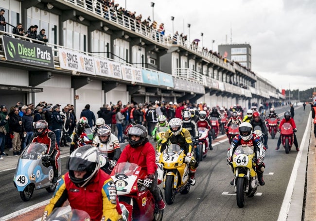 Viaje al pasado en el pit lane.