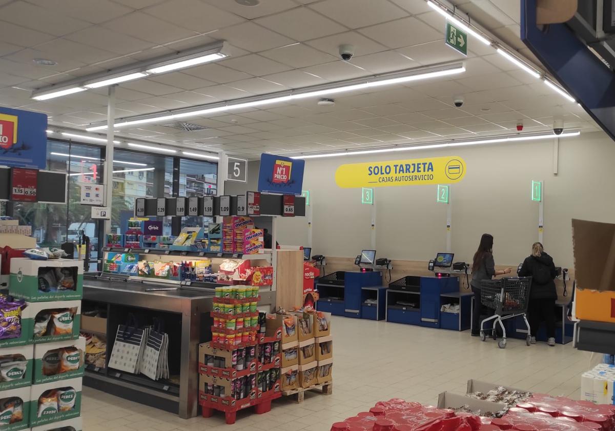 Interior de una tienda de Lidl en Valencia.