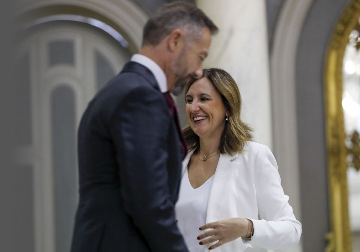 La alcaldesa de Valencia, María José Catalá, junto al exportavoz municipal de Vox, Juanma Badenas.