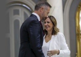 La alcaldesa de Valencia, María José Catalá, junto al exportavoz municipal de Vox, Juanma Badenas.