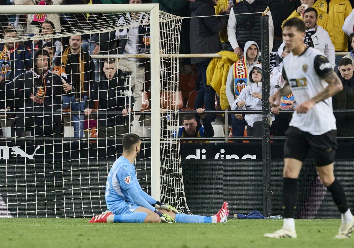 Giorgi Mamardashvili, abatido tras su error ante el Real Valladolid.