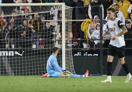 Giorgi Mamardashvili, abatido tras su error ante el Real Valladolid.