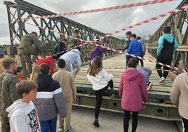 El alumnado, pudo visitar el nuevo puente.