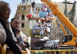 La falla municipal de ls plaza del Ayuntamiento ya toma forma.