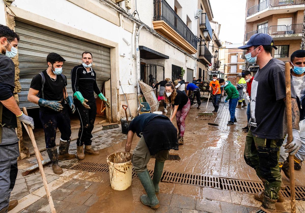 Retirada de barro de una de las calles de Chiva.