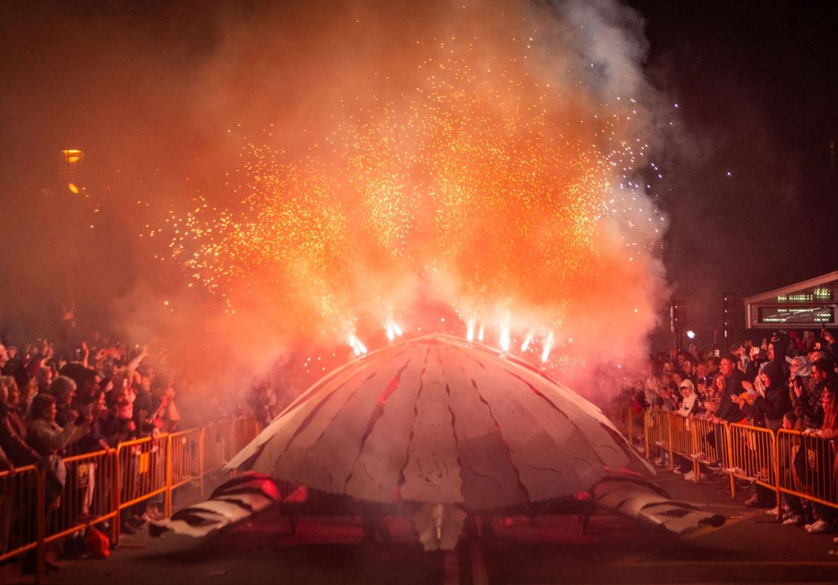 La Cabalgata del Fuego recorre el centro de Valencia. Fallas 2024.