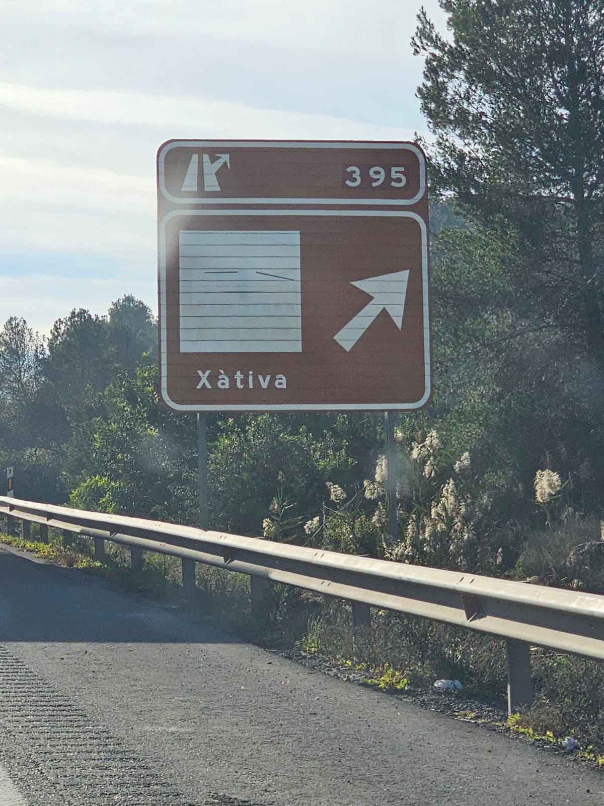 Señal turística en la autovía en la que no se aprecia el dibujo del conjunto histórico.