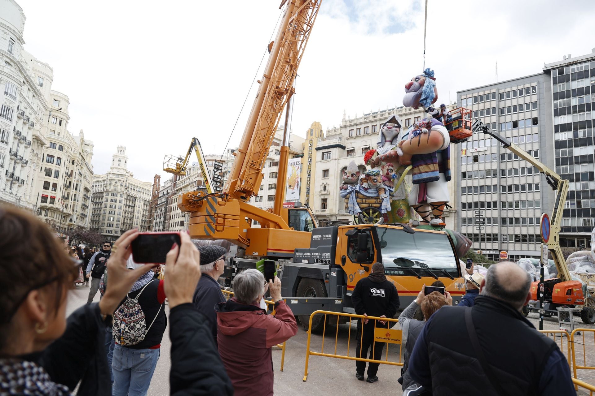 Las fallas ya dan la cara en las calles de Valencia