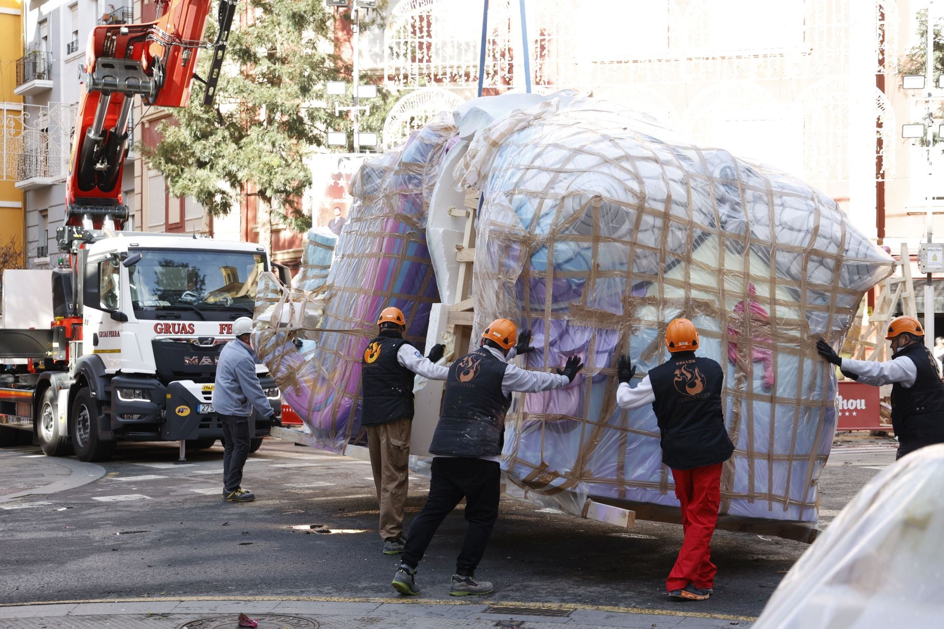 Las fallas ya dan la cara en las calles de Valencia