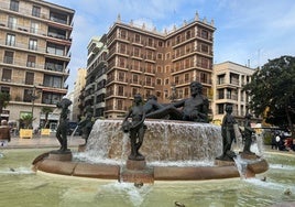 Fuente de la plaza de la Virgen tras los trabajos de limpieza y rehabilitación.