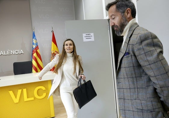 Cecilia Herrero, durante su rueda de prensa, acompañada de Juanma Badenas.