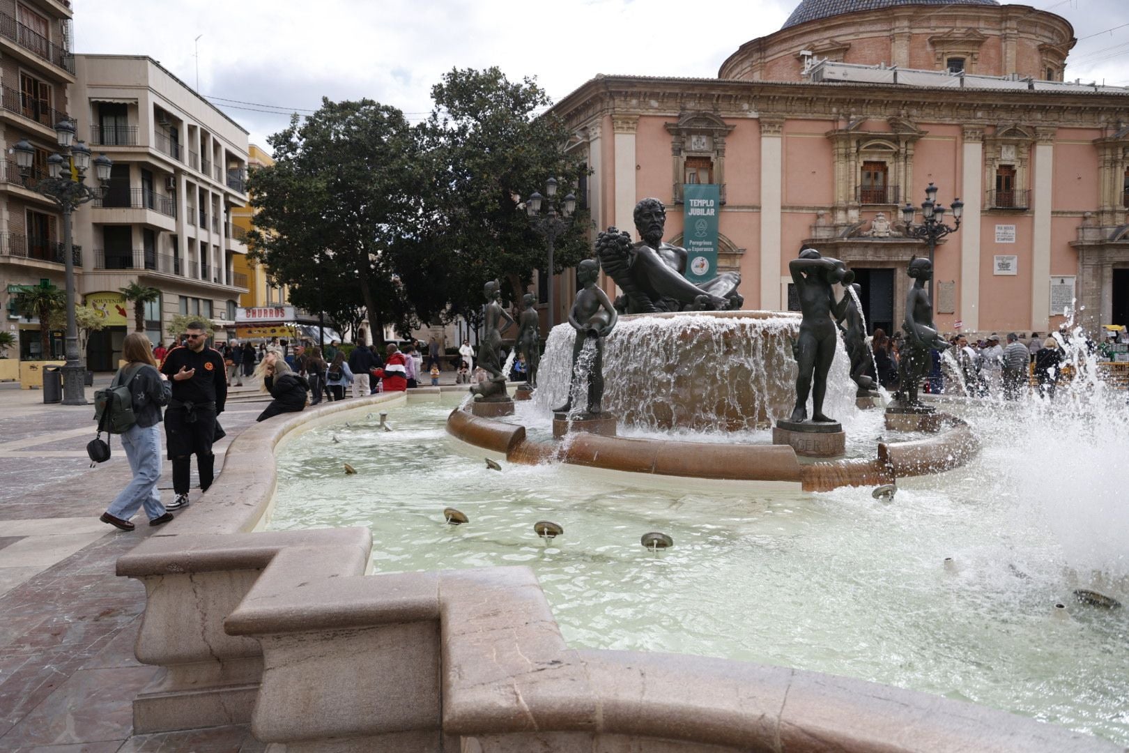 La fuente de la plaza de la Virgen se engalana para la Ofrenda