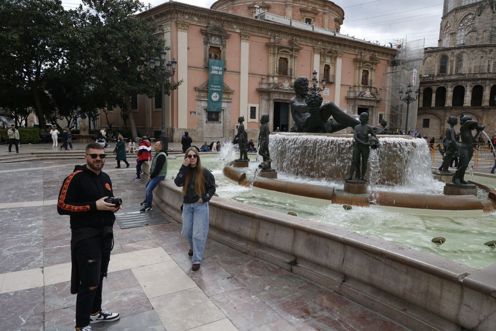 La fuente de la plaza de la Virgen se engalana para la Ofrenda