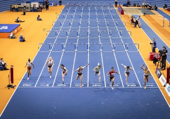Una de las series de los 60 metros vallas celebradas el fin de semana en el Omnisport Arena.