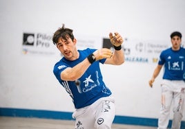 Nacho golpea de volea ante la mirada de Alejandro.