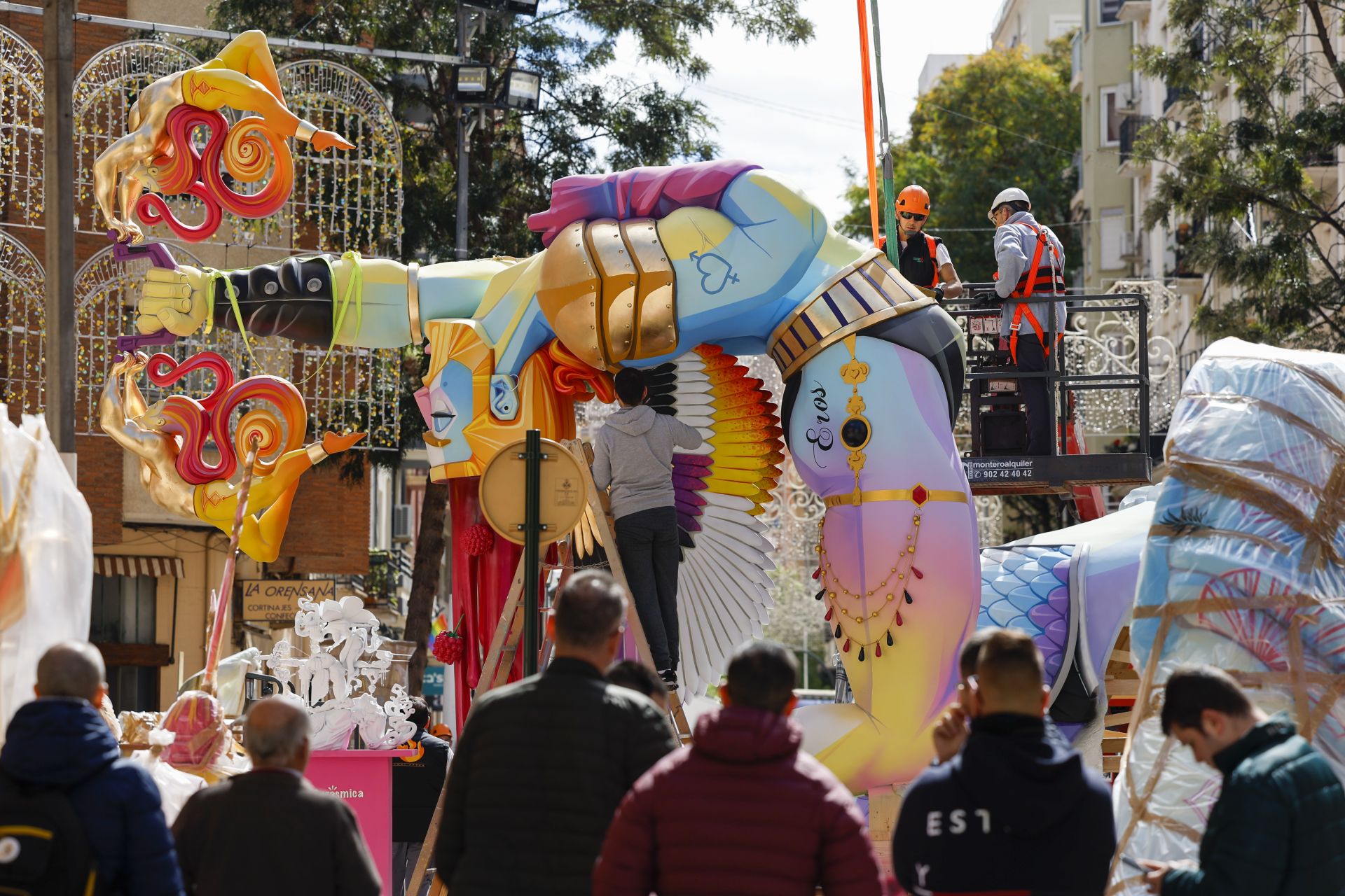 Las fallas ya dan la cara en las calles de Valencia