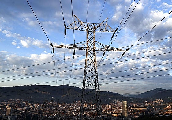 Una torre de transporte de energía, imagen de archivo.