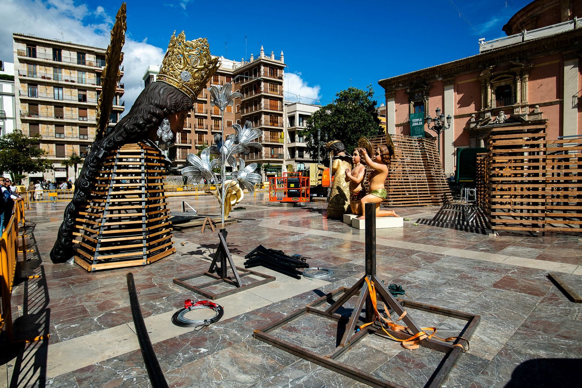 FOTOS | Comienza el montaje del cadafal de la Mare de Déu en la plaza de la Virgen