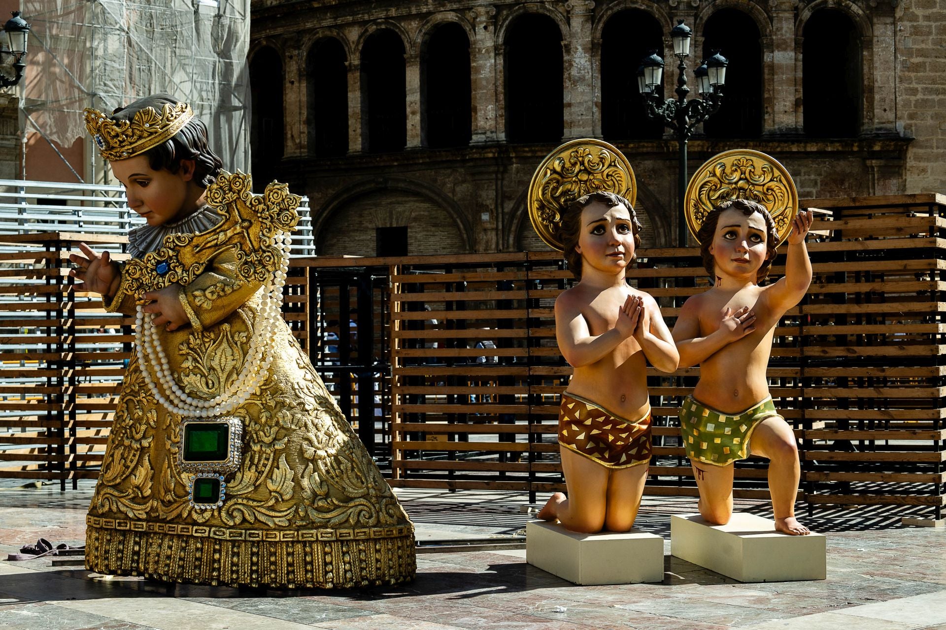 FOTOS | Comienza el montaje del cadafal de la Mare de Déu en la plaza de la Virgen