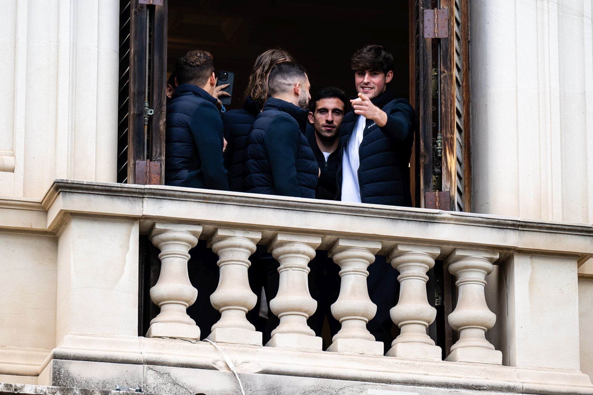 FOTOS | El Valencia CF disfruta de la mascletà de hoy en el balcón del Ayuntamiento