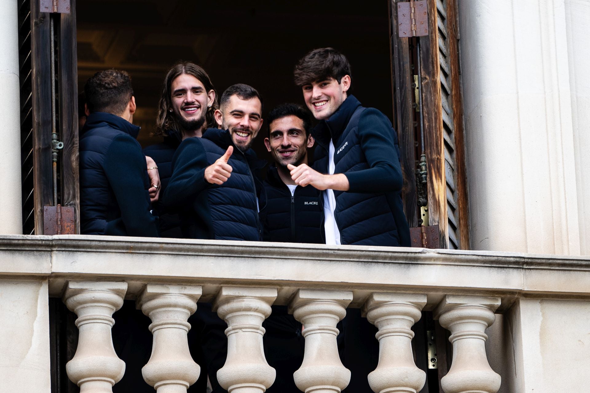 FOTOS | El Valencia CF disfruta de la mascletà de hoy en el balcón del Ayuntamiento