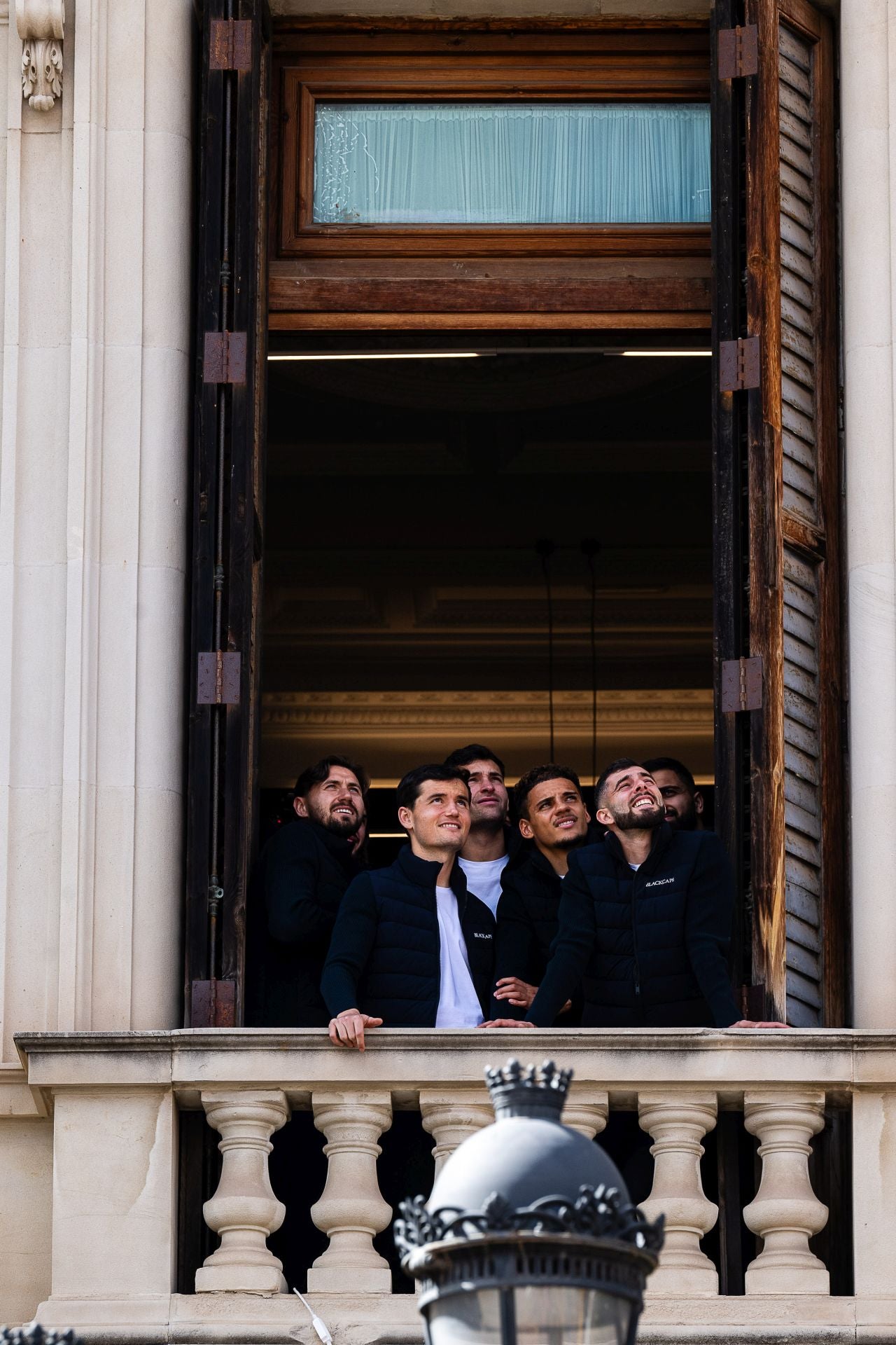 FOTOS | El Valencia CF disfruta de la mascletà de hoy en el balcón del Ayuntamiento