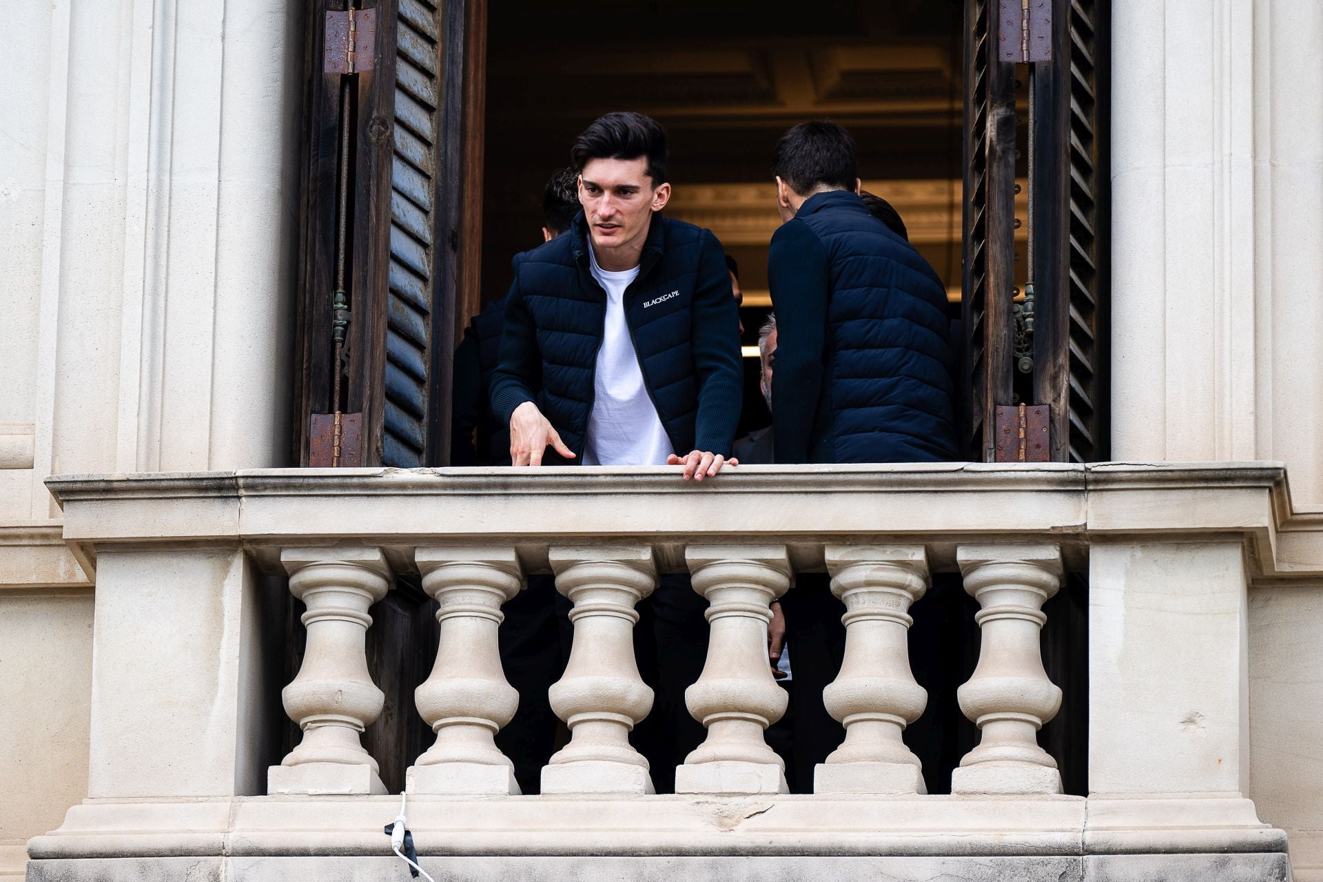 FOTOS | El Valencia CF disfruta de la mascletà de hoy en el balcón del Ayuntamiento