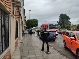 Los bomberos trabajando en la vivienda afectada.