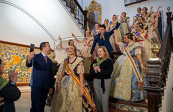 Dos mil falleros visitan junto a la fallera mayor de Valencia la Diputación