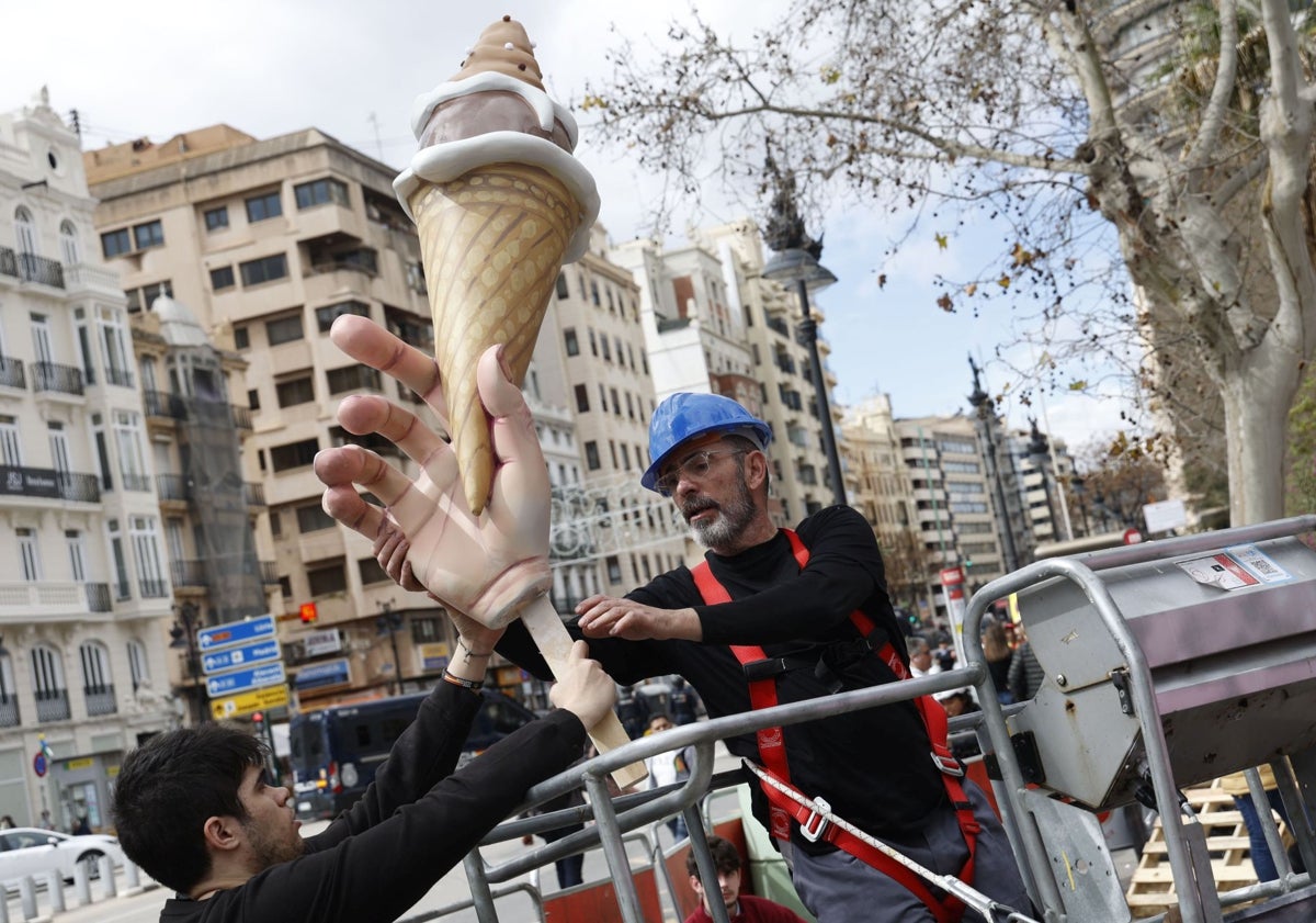 Imagen principal - Miguel Santaeulalia, en la falla Telefónica.