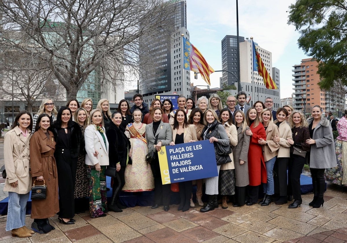 Berta Peiró y Lucía García (FMV y FMIV 2025), la alcaldesa de Valencia, María José Catalá u los ediles Santiago Ballester, Rocío Gil y José Luis Moreno, junto a falleras mayores de Valencia presentes en el acto.