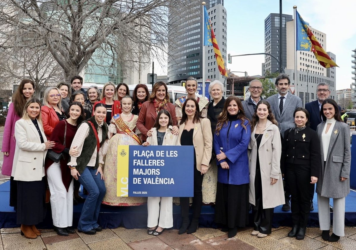 Imagen principal - La alcaldesa de Valencia, María José Catalá, Berta Peiró y Lucía García, con falleras mayores infantiles de otras décadas y con los concejales Santiago Ballester y José Luis Moreno.