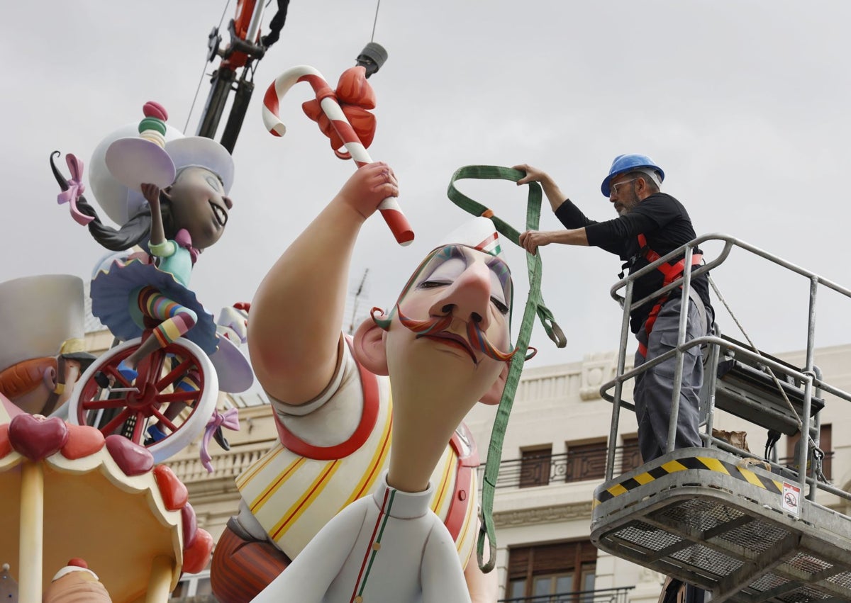 Imagen secundaria 1 - Miguel Santaeulalia, en la falla Telefónica.