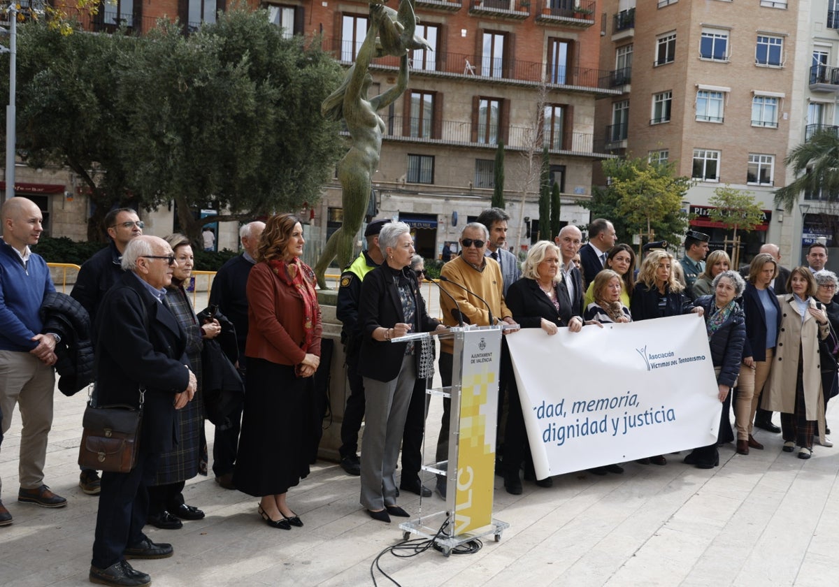 La asociación de víctimas, junto con autoridades del Ayuntamiento de Valencia.