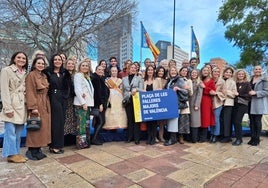 Berta Peiró y Lucía García (FMV y FMIV 2025), la alcaldesa de Valencia, María José Catalá u los ediles Santiago Ballester, Rocío Gil y José Luis Moreno, junto a falleras mayores de Valencia presentes en el acto.