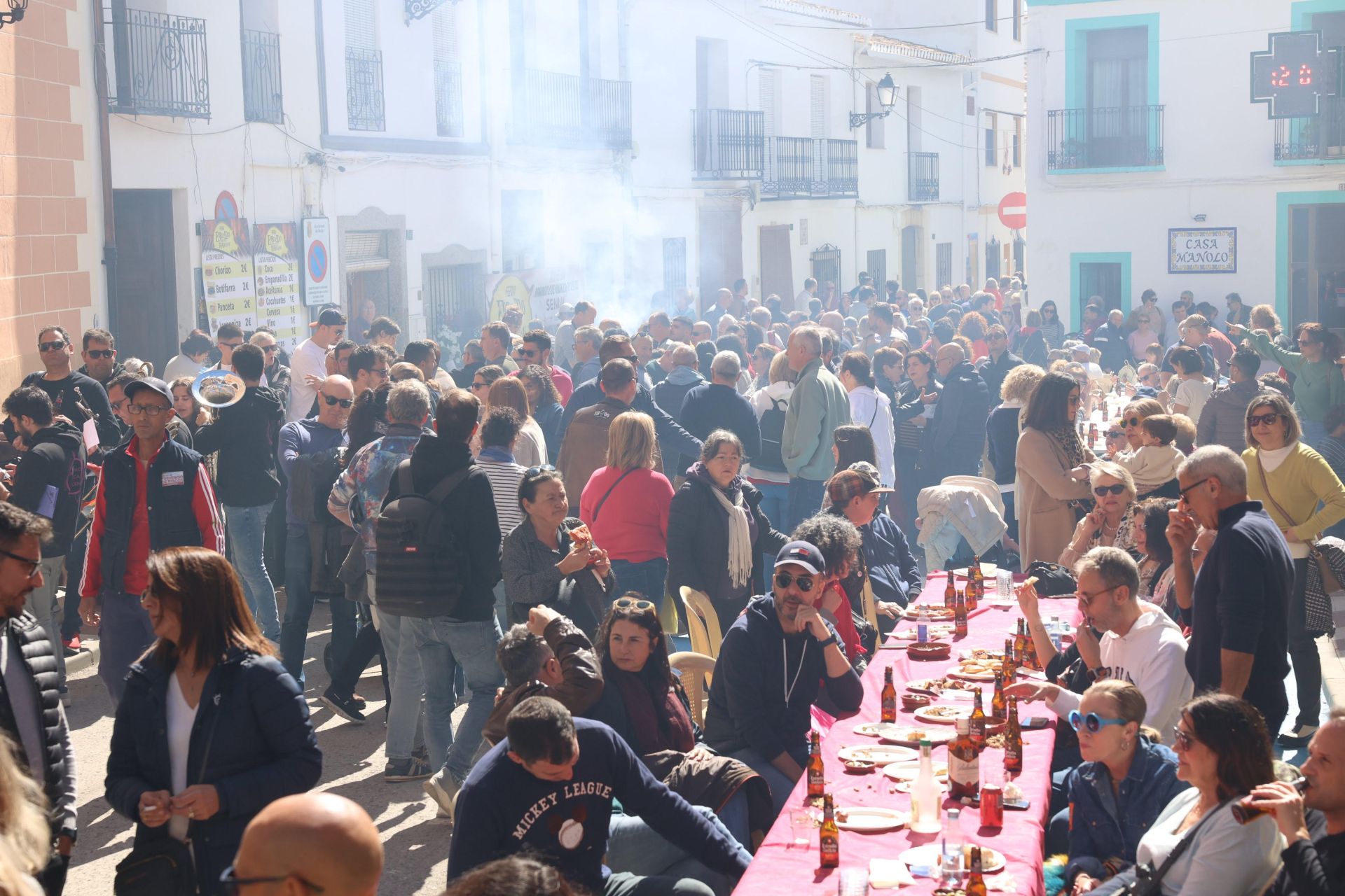 Imagen secundaria 1 - Gran éxito de la Feria del Embutido de la Vall de Pop celebrada en Senija