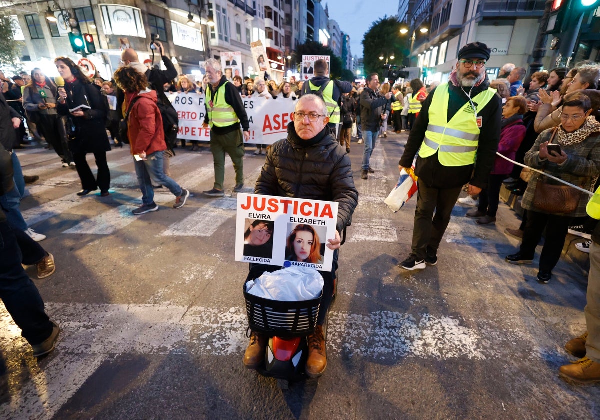 Ernesto, hermano y tío de dos de las víctimas, en una manifestación en Valencia por la dana.