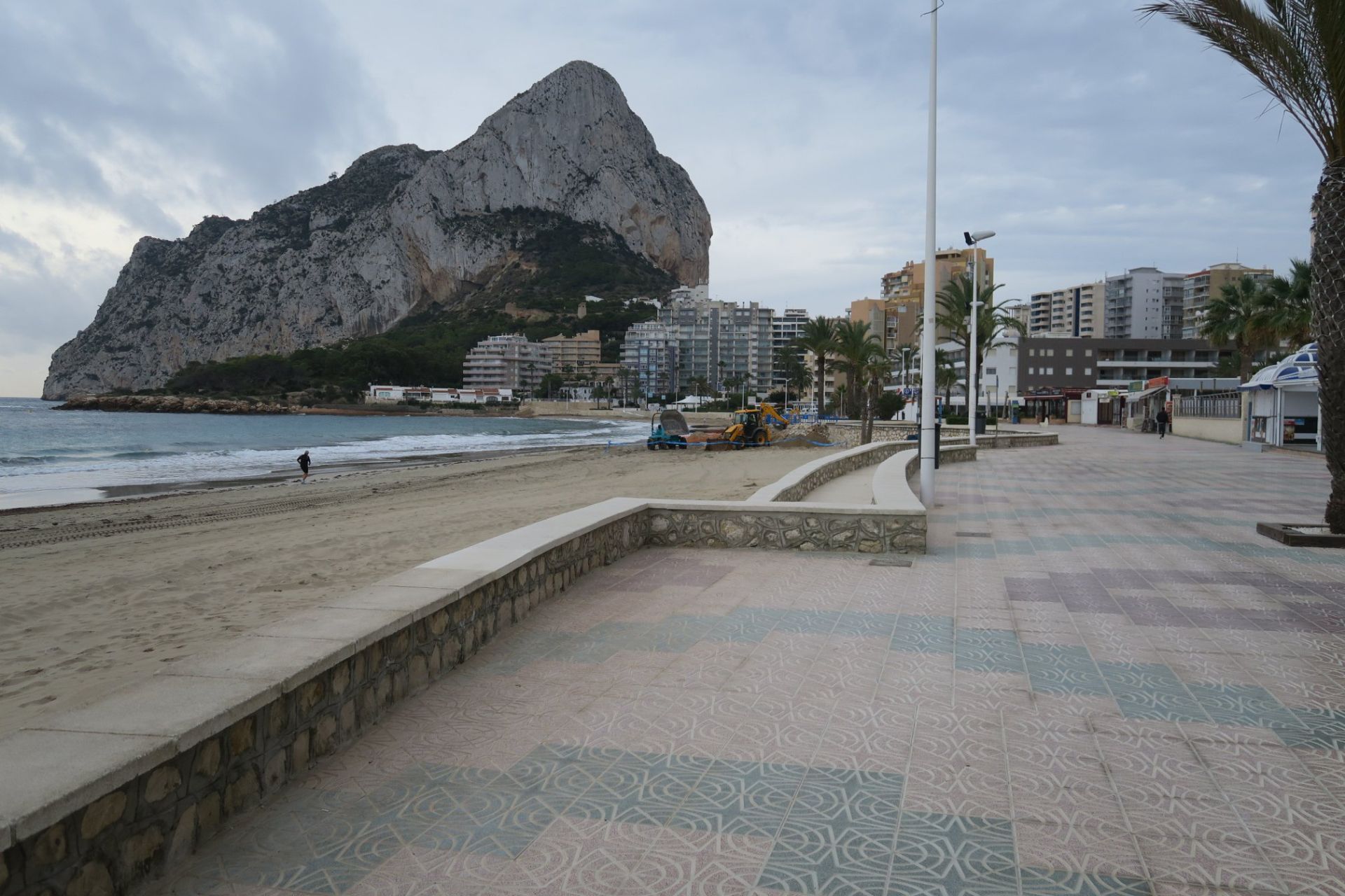 El paseo marítimo de la playa de la Fossa de Calp.