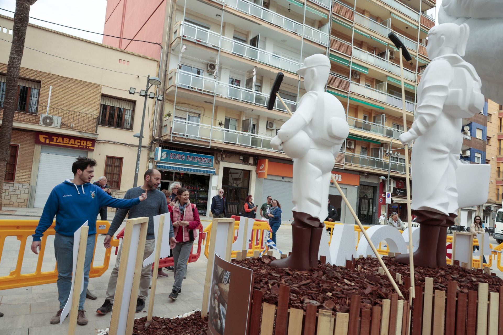 La plantà de las Fallas en Paiporta y Catarroja