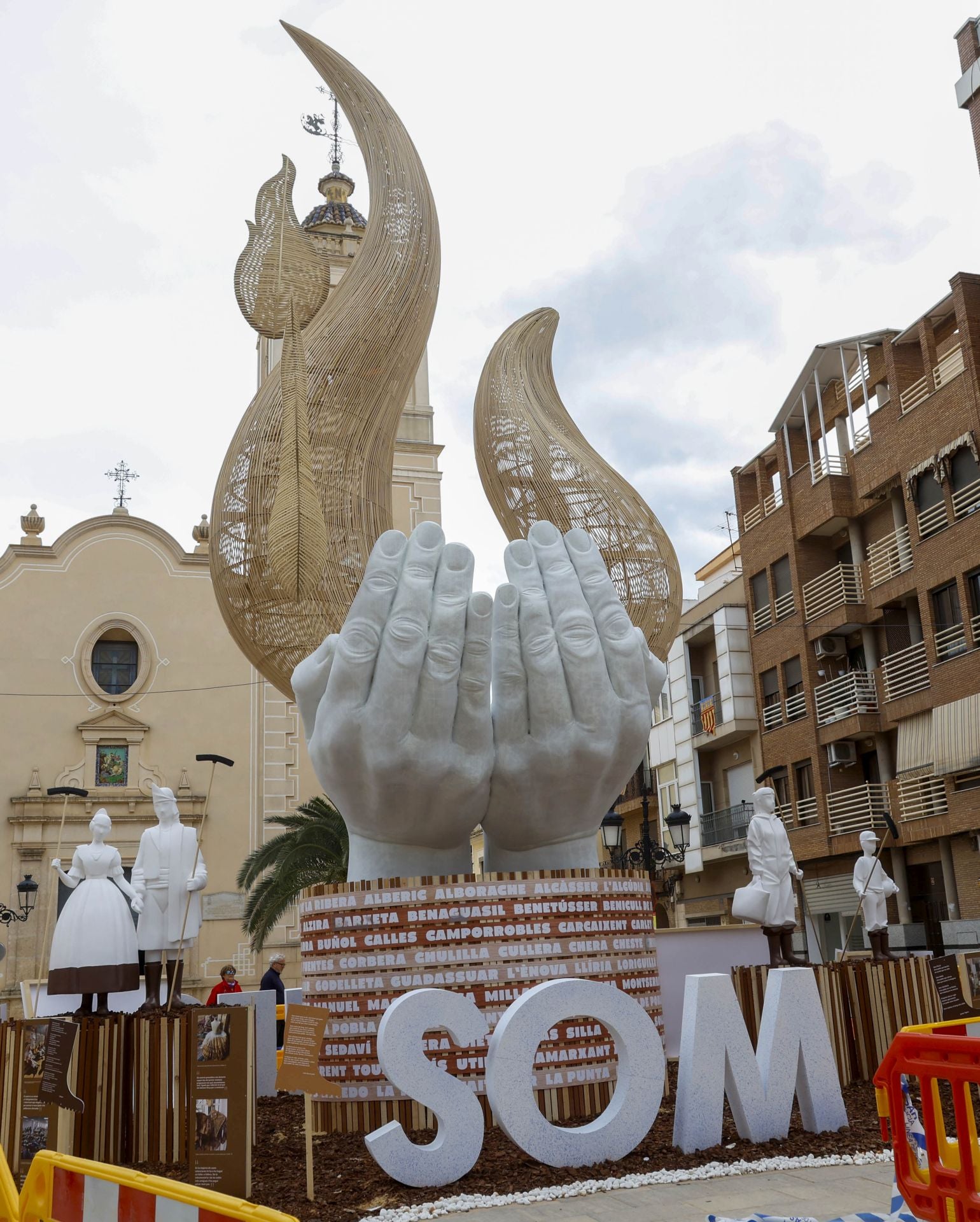 La plantà de las Fallas en Paiporta y Catarroja