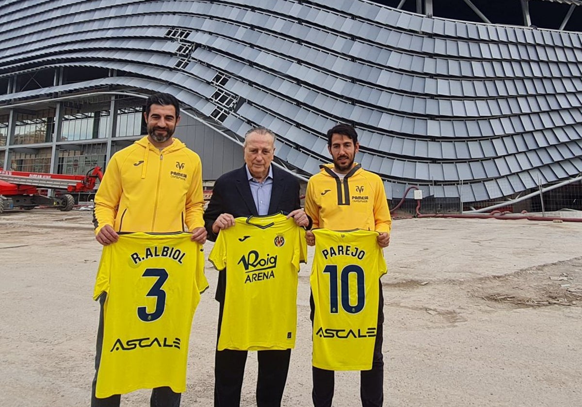 Dani Parejo posa junto a Albiol y Fernando Roig en las obras del Roig Arena.