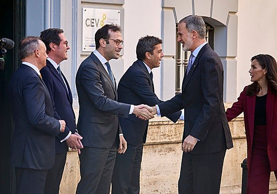 Los Reyes se reúnen con empresarios y asociaciones sociales en la sede de la CEV