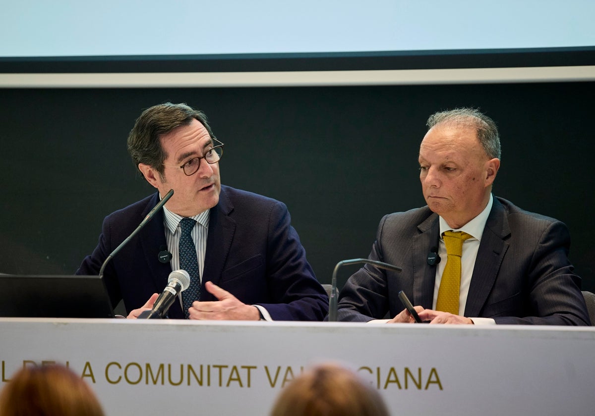 Antonio Garamendi, presidente del CEOE, y Salvador Navarro, presidente de la CEV, tras la reunión.