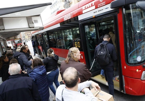 Usuarios suben a un autobús en una imagen de archivo.