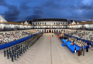 La falla de las Fuerzas Armadas y la Guardia Civil homenajea al pueblo valenciano