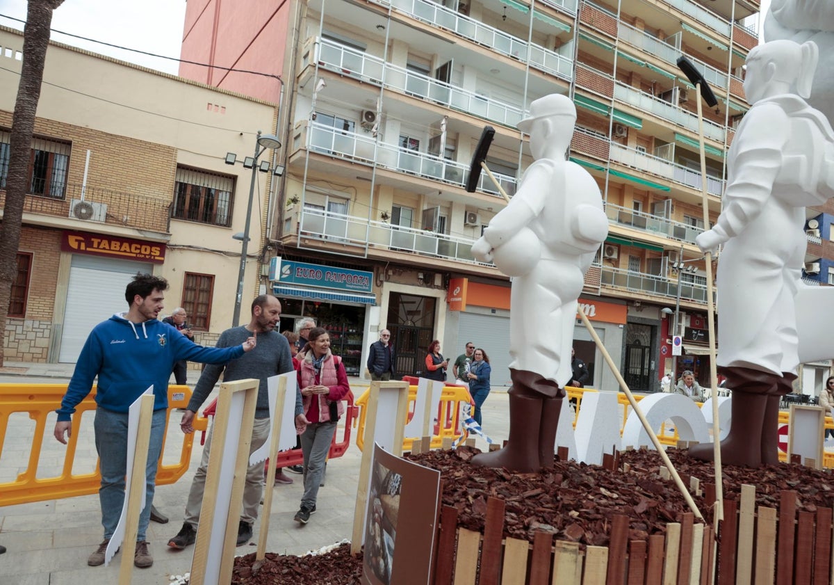 Imagen principal - Falla que Convento ha regalado a los pueblos afectados por la dana y que se ha plantado en Paiporta y Javi Nieto y falleros de El Charco de Catarroja, recogiendo las últimas piezas en el taller de Josué Beitia.