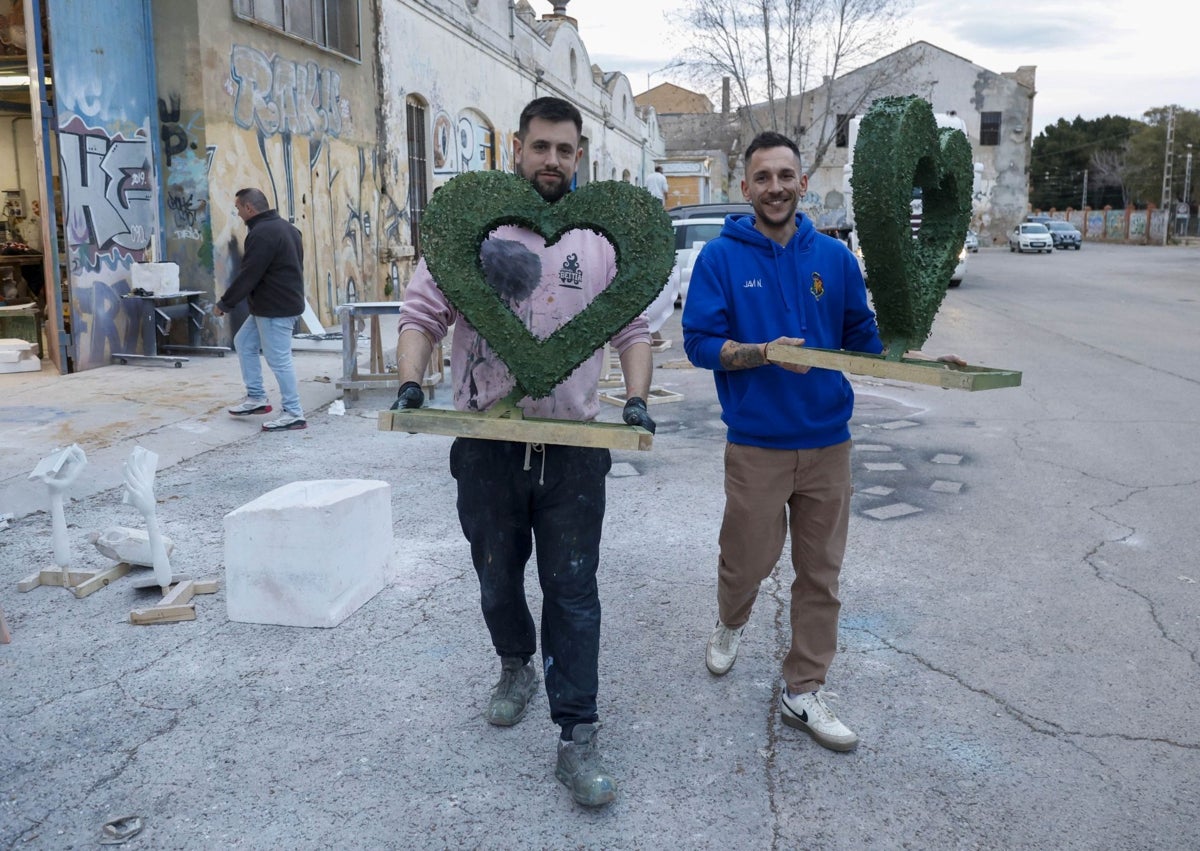 Imagen secundaria 1 - Falla que Convento ha regalado a los pueblos afectados por la dana y que se ha plantado en Paiporta y Javi Nieto y falleros de El Charco de Catarroja, recogiendo las últimas piezas en el taller de Josué Beitia.